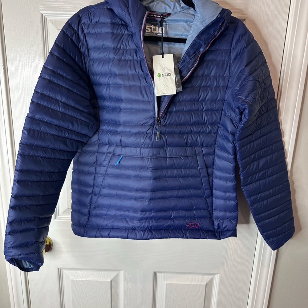NEW Women’s Stio Blue Hooded 1/2 Half Zip Puffer Jacket Water Resistant Pullover